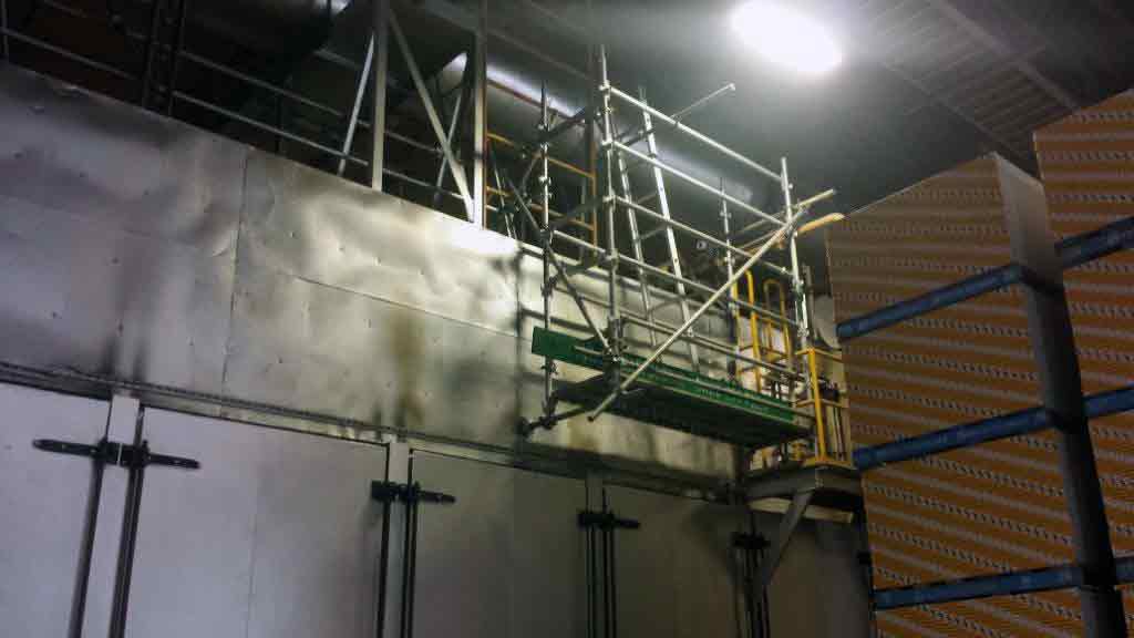 cantilevered-commercial-scaffolding